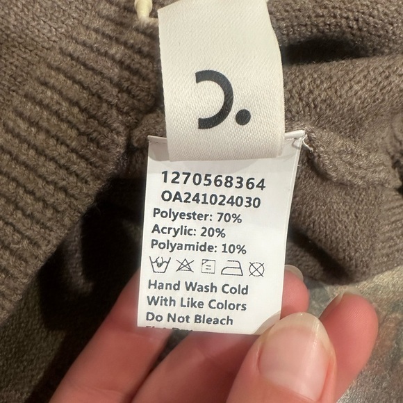 Commense Turtleneck Sweater - Picture 7 of 8